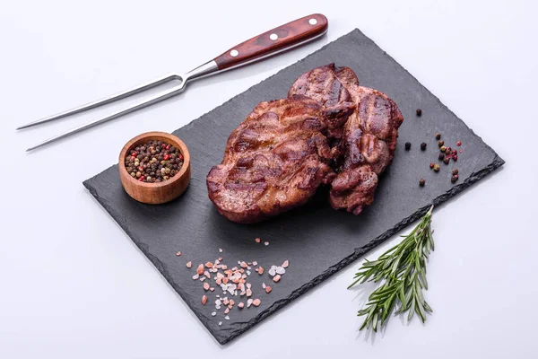 Masada servis edilen leziz ızgara et madalyonlarının yakın görüntüsü.