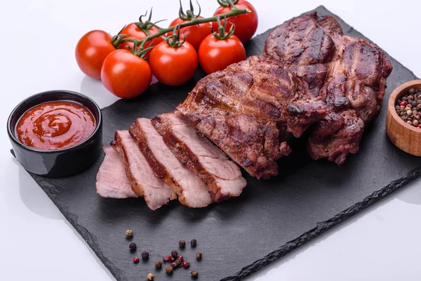 Masada servis edilen leziz ızgara et madalyonlarının yakın görüntüsü.