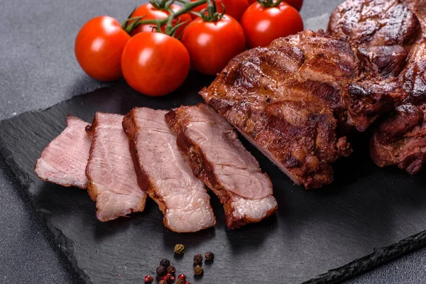 Masada servis edilen leziz ızgara et madalyonlarının yakın görüntüsü.