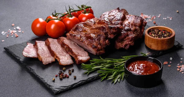 Vista Cerca Deliciosos Medallones Ternera Parrilla Servidos Mesa —  Fotos de Stock