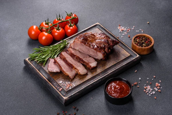 Masada servis edilen leziz ızgara et madalyonlarının yakın görüntüsü.