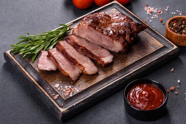 Masada servis edilen leziz ızgara et madalyonlarının yakın görüntüsü.