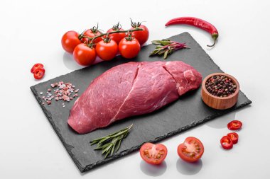 Çiğ Chuck rulo bifteği, otlar ve kesme tahtasında tuz. Gri arkaplan