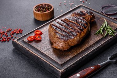 Izgara Chuck 'ın gözleme bifteği doğranmış. Koyu arkaplan