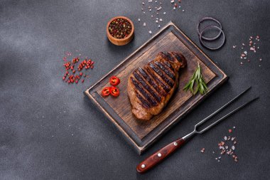 Izgara Chuck 'ın gözleme bifteği doğranmış. Koyu arkaplan