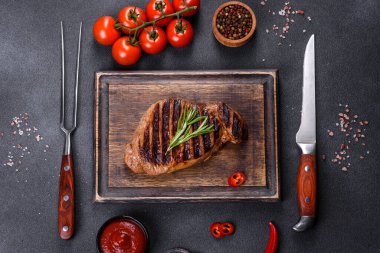 Izgara Chuck 'ın gözleme bifteği doğranmış. Koyu arkaplan