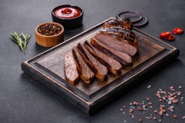 Izgara Chuck 'ın gözleme bifteği doğranmış. Koyu arkaplan