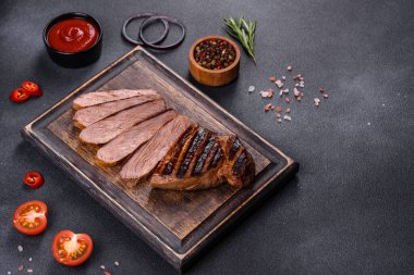 Izgara Chuck 'ın gözleme bifteği doğranmış. Koyu arkaplan