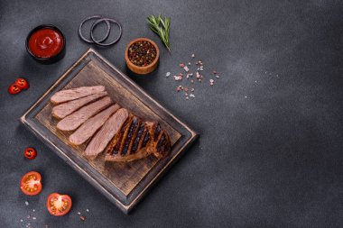 Izgara Chuck 'ın gözleme bifteği doğranmış. Koyu arkaplan