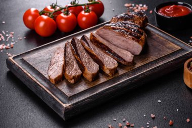 Izgara Chuck 'ın gözleme bifteği doğranmış. Koyu arkaplan