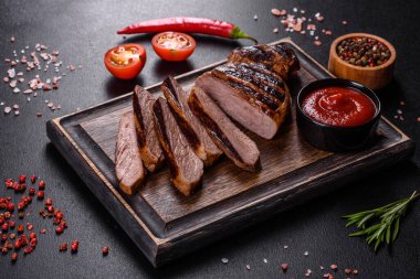 Izgara Chuck 'ın gözleme bifteği doğranmış. Koyu arkaplan