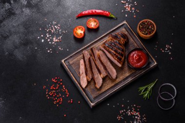 Izgara Chuck 'ın gözleme bifteği doğranmış. Koyu arkaplan