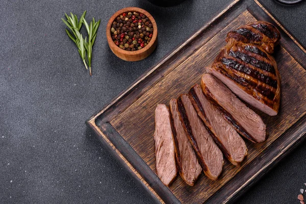 Cocinado Parrilla Chuck Filete Rollo Una Tabla Cortar Fondo Oscuro —  Fotos de Stock