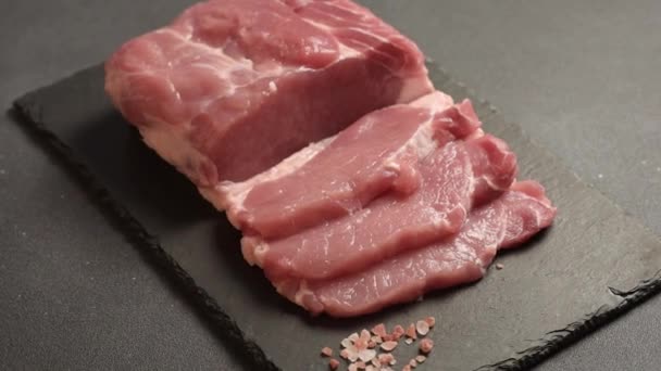 Steak Babi Mentah Atas Papan Potong Dengan Rempah Rempah Dan — Stok Video
