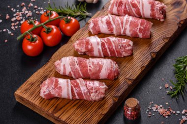 Lezzetli bir parça domuz pastırması ile sarılmış lezzetli bir parça kıyma. Chevapchichi hazırlığı