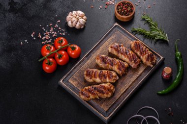 Lezzetli bir parça domuz pastırması ile sarılmış lezzetli bir parça kıyma. Chevapchichi hazırlığı