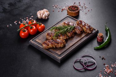 Lezzetli bir parça domuz pastırması ile sarılmış lezzetli bir parça kıyma. Chevapchichi hazırlığı