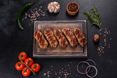 Lezzetli bir parça domuz pastırması ile sarılmış lezzetli bir parça kıyma. Chevapchichi hazırlığı