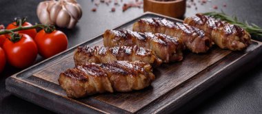 Lezzetli bir parça domuz pastırması ile sarılmış lezzetli bir parça kıyma. Chevapchichi hazırlığı