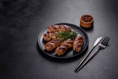 Lezzetli bir parça domuz pastırması ile sarılmış lezzetli bir parça kıyma. Chevapchichi hazırlığı