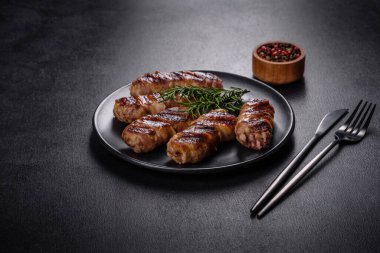 Lezzetli bir parça domuz pastırması ile sarılmış lezzetli bir parça kıyma. Chevapchichi hazırlığı