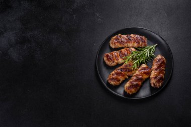 Lezzetli bir parça domuz pastırması ile sarılmış lezzetli bir parça kıyma. Chevapchichi hazırlığı