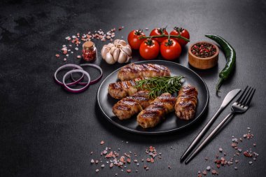 Lezzetli bir parça domuz pastırması ile sarılmış lezzetli bir parça kıyma. Chevapchichi hazırlığı