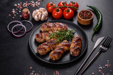 Lezzetli bir parça domuz pastırması ile sarılmış lezzetli bir parça kıyma. Chevapchichi hazırlığı