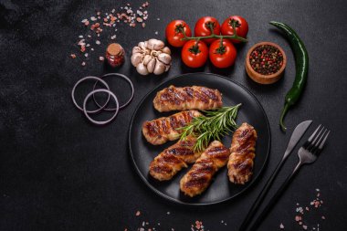 Lezzetli bir parça domuz pastırması ile sarılmış lezzetli bir parça kıyma. Chevapchichi hazırlığı