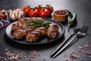 Lezzetli bir parça domuz pastırması ile sarılmış lezzetli bir parça kıyma. Chevapchichi hazırlığı