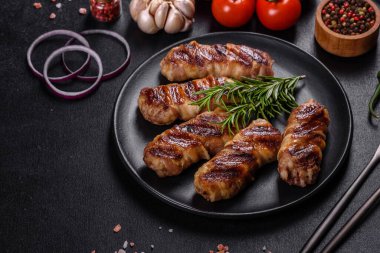 Lezzetli bir parça domuz pastırması ile sarılmış lezzetli bir parça kıyma. Chevapchichi hazırlığı