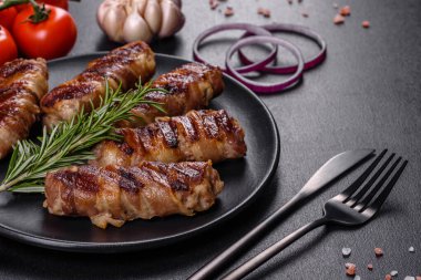 Lezzetli bir parça domuz pastırması ile sarılmış lezzetli bir parça kıyma. Chevapchichi hazırlığı