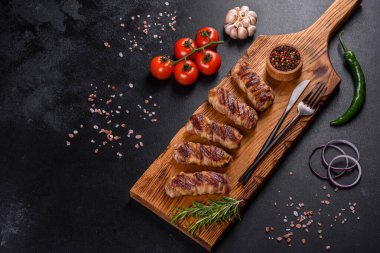 Lezzetli bir parça domuz pastırması ile sarılmış lezzetli bir parça kıyma. Chevapchichi hazırlığı