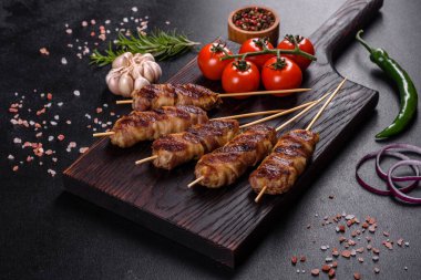 Lezzetli bir parça domuz pastırması ile sarılmış lezzetli bir parça kıyma. Chevapchichi hazırlığı