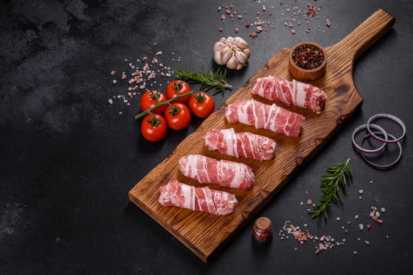 Delicioso Plato Carne Cerdo Envuelta Con Deliciosos Trozos Tocino Preparación —  Fotos de Stock