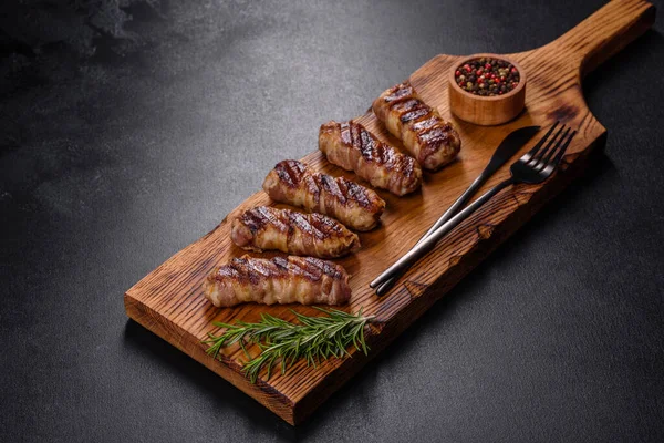 Delicioso Plato Carne Cerdo Envuelta Con Deliciosos Trozos Tocino Preparación — Foto de Stock