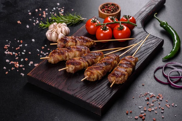 Lezzetli bir parça domuz pastırması ile sarılmış lezzetli bir parça kıyma. Chevapchichi hazırlığı