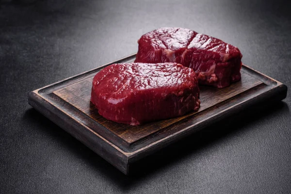 Daging Sapi Mentah Steak Papan Potong Dengan Rempah Rempah Pada — Stok Foto