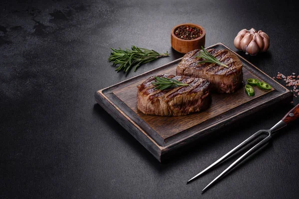 Steak Sapi Segar Yang Lezat Dengan Latar Belakang Gelap Hidangan — Stok Foto