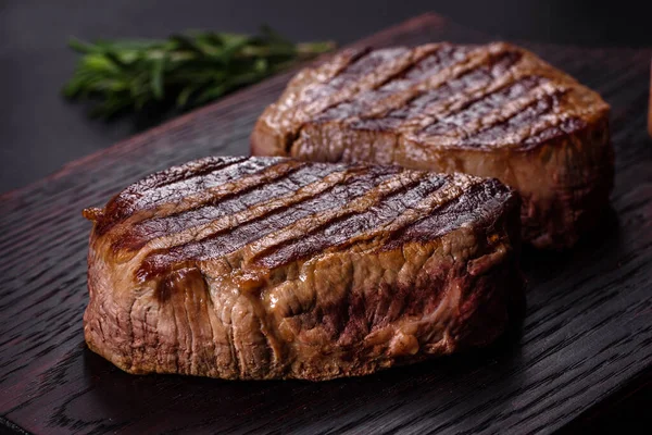 Bistecca Manzo Fresca Succosa Uno Sfondo Scuro Piatto Carne Con — Foto Stock