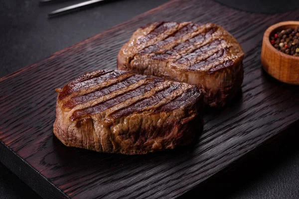 Fresco Jugoso Filete Res Delicioso Sobre Fondo Oscuro Plato Carne —  Fotos de Stock