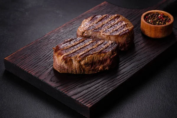 Fresco Jugoso Filete Res Delicioso Sobre Fondo Oscuro Plato Carne —  Fotos de Stock