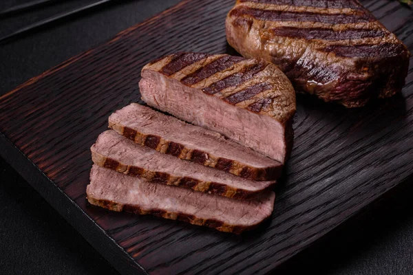 Karanlık Bir Arka Planda Taze Sulu Lezzetli Biftek Baharatlı Otlu — Stok fotoğraf