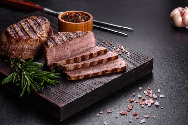 Verse Sappige Heerlijke Biefstuk Een Donkere Achtergrond Vleesschaal Met Kruiden — Stockfoto