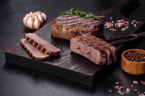 Karanlık Bir Arka Planda Taze Sulu Lezzetli Biftek Baharatlı Otlu — Stok fotoğraf