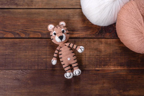Beautiful Knitted Tiger Threads Toy Made Your Own Hands Year — Fotografie, imagine de stoc