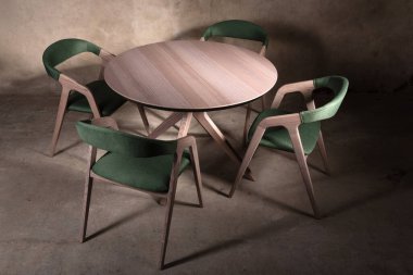 Bej beton arka planda güzel kahverengi ahşap katlama masası. Modern bir iç mekanda güzel mobilyalar.