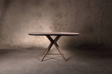 Bej beton arka planda güzel kahverengi ahşap katlama masası. Modern bir iç mekanda güzel mobilyalar.