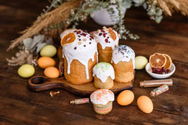 Paskalya pastası ve paskalya yumurtası, geleneksel tatil tasarım menüsü konsepti. Yemek geçmişi. Üst Manzara. Boşluğu kopyala