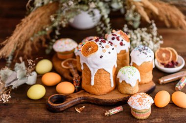 Paskalya pastası ve paskalya yumurtası, geleneksel tatil tasarım menüsü konsepti. Yemek geçmişi. Üst Manzara. Boşluğu kopyala